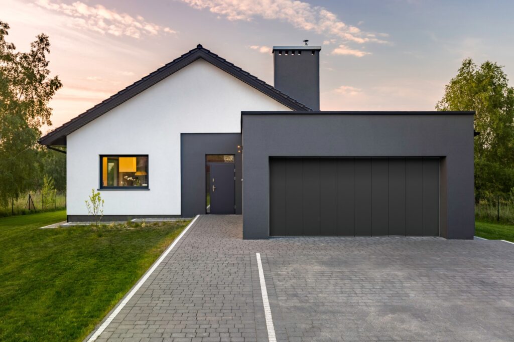 Porta da garage sezionale Normstahl colore antracite su villa moderna in Svizzera italiana. Installazione professionale Securplus.
